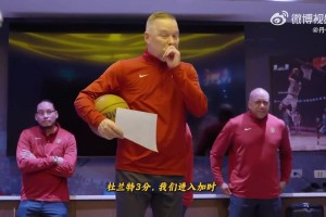 实至名归!赛后马龙在更衣室将比赛用球交给约基奇 实至名归!赛后马龙在更衣室将比赛用球交给约基奇