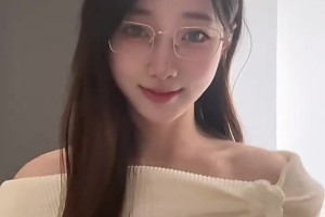 ?开始玩反差这一套？阿芙更新视频：戴眼镜果然怪怪滴~