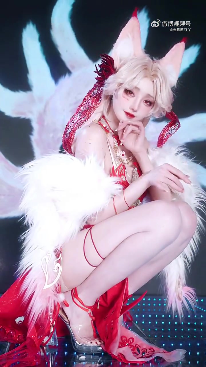 ?这谁能顶得住？走路摇Cos《永劫无间》玉玲珑：白嫩玉足腿玩年？