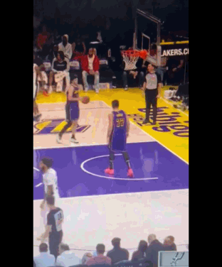 拔苗助扣?东契奇托了一把里夫斯帮助其“隔扣”自己?