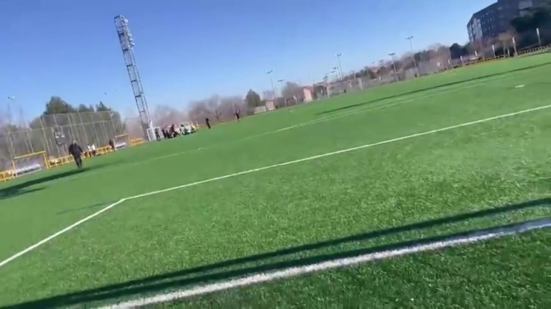 北京足协称郭嘉璇倒地5分钟后便救治,哥哥称直升机40-80分钟才到